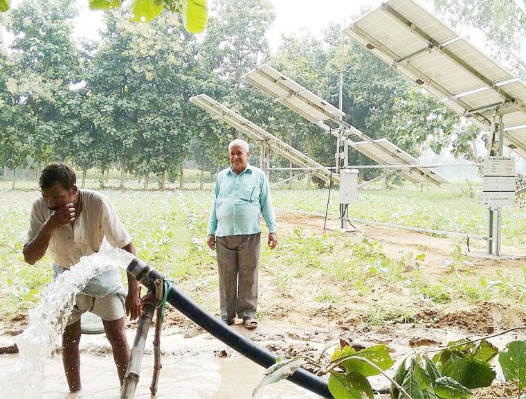 गुजरात के किसान खेती में कर रहे सौर उपकरणों का इस्तेमाल
