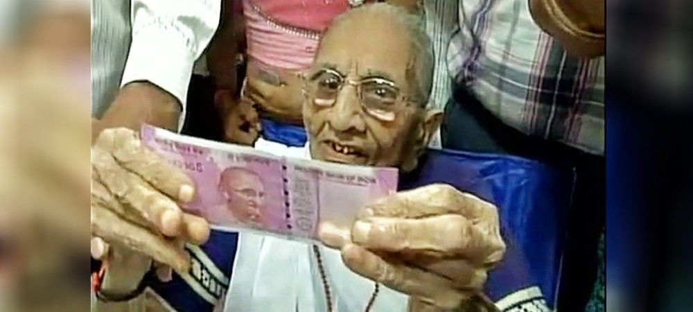पुराने नोट बदलने बैंक पहुंचीं प्रधानमंत्री की 97 वर्षीय मां