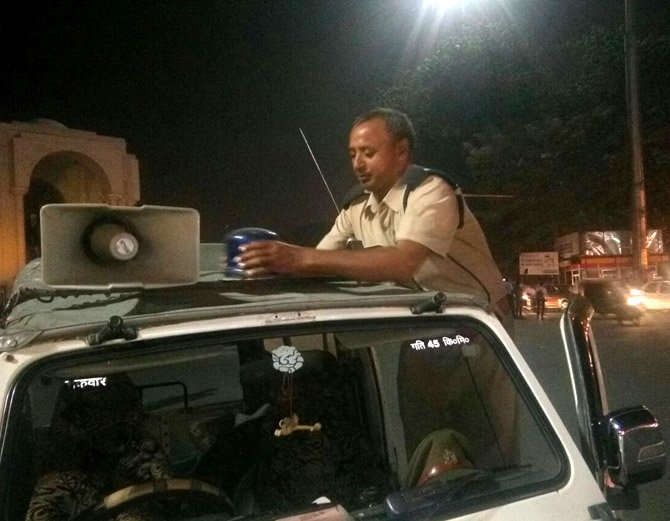 दिल्ली और हरियाणा की तरह अब से UP पुलिस की गाड़ियों पर भी नहीं दिखेगी नीली बत्ती