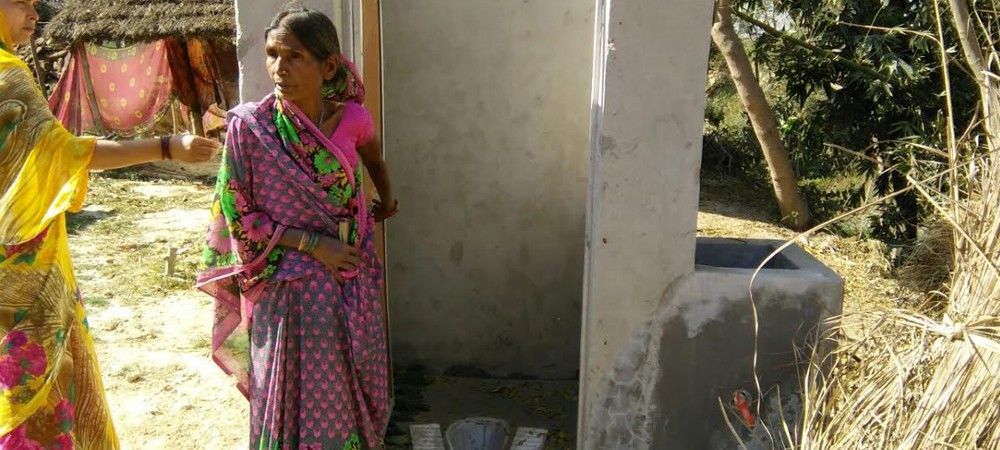 लोहिया गाँव में मानक के विपरीत बन रहे शौचालय 