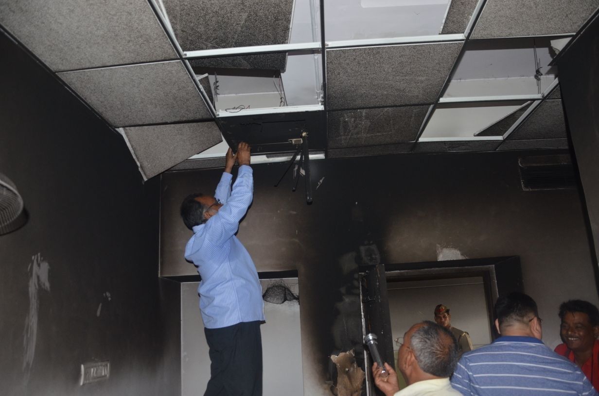 लखनऊ :  जवाहर भवन के चौथी मंजिल पर लगी आग, घंटों बाद पाया जा सका काबू 