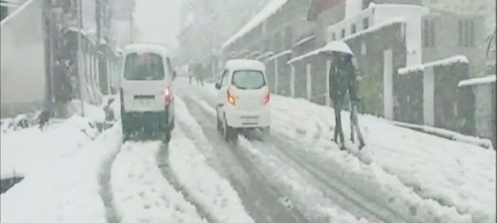 जम्‍मू-कश्‍मीर: श्रीनगर में मौसम की पहली बर्फबारी, नेशनल हाईवे किया गया बंद