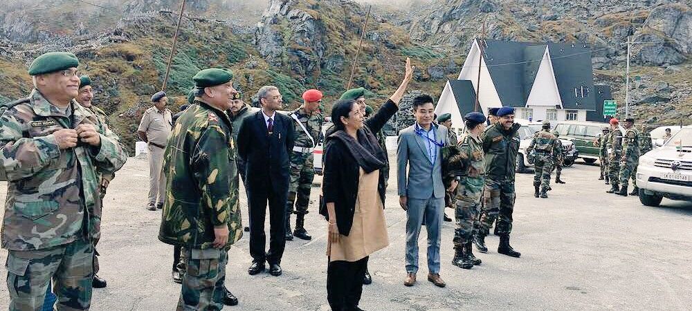 जब रक्षा मंत्री  निर्मला सीतारमन ने चीनी सैनिकों को सिखाया ‘नमस्ते’