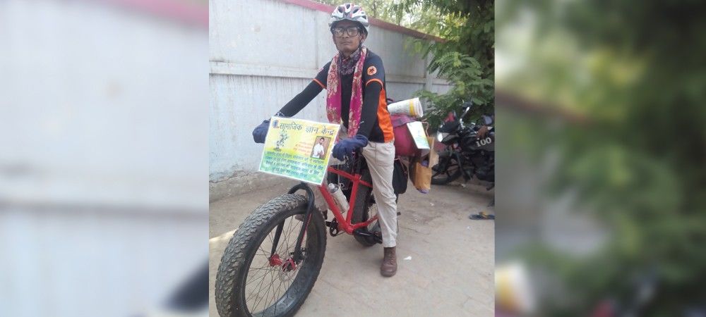 ‘पर्यावरण संरक्षण’ का पाठ साइकिल चलाकर पढ़ा रहे युवा  रतन 