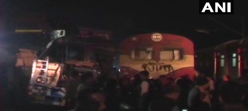 यूपी: ट्रेन से लड़कर ट्रक के परखच्चे उड़े, दो की मौत