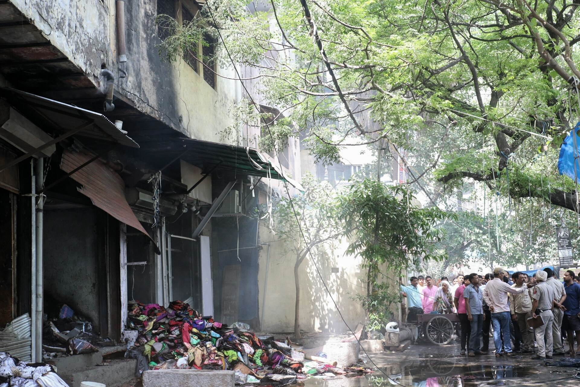 दिल्ली के चांदनी चौक में लगी आग, 80 दुकानें जलीं, देखें तस्वीरें
