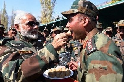 देखें फोटो - भारतीय सेना के साथ प्रधानमंत्री मोदी की दिवाली 