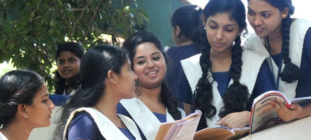 केरल: शिक्षा के साथ-साथ सरकारी स्कूल की छात्राओं को मिलेगा मुफ्त सेनेटरी पैड