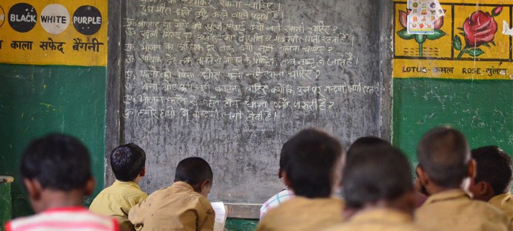 आगराः दो स्कूलों के 159 छात्रों को पढ़ाने की ज़िम्मेदीरी सिर्फ एक अध्यापक पर