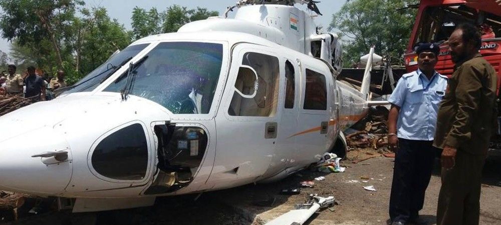 तारों में उलझा महाराष्ट्र के मुख्यमंत्री का हेलीकॉप्टर, देखें वीडियो