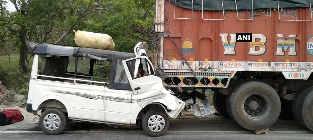 खड़े ट्रक से भिड़ी यात्रियों से भरी मैजिक, 13 की मौत