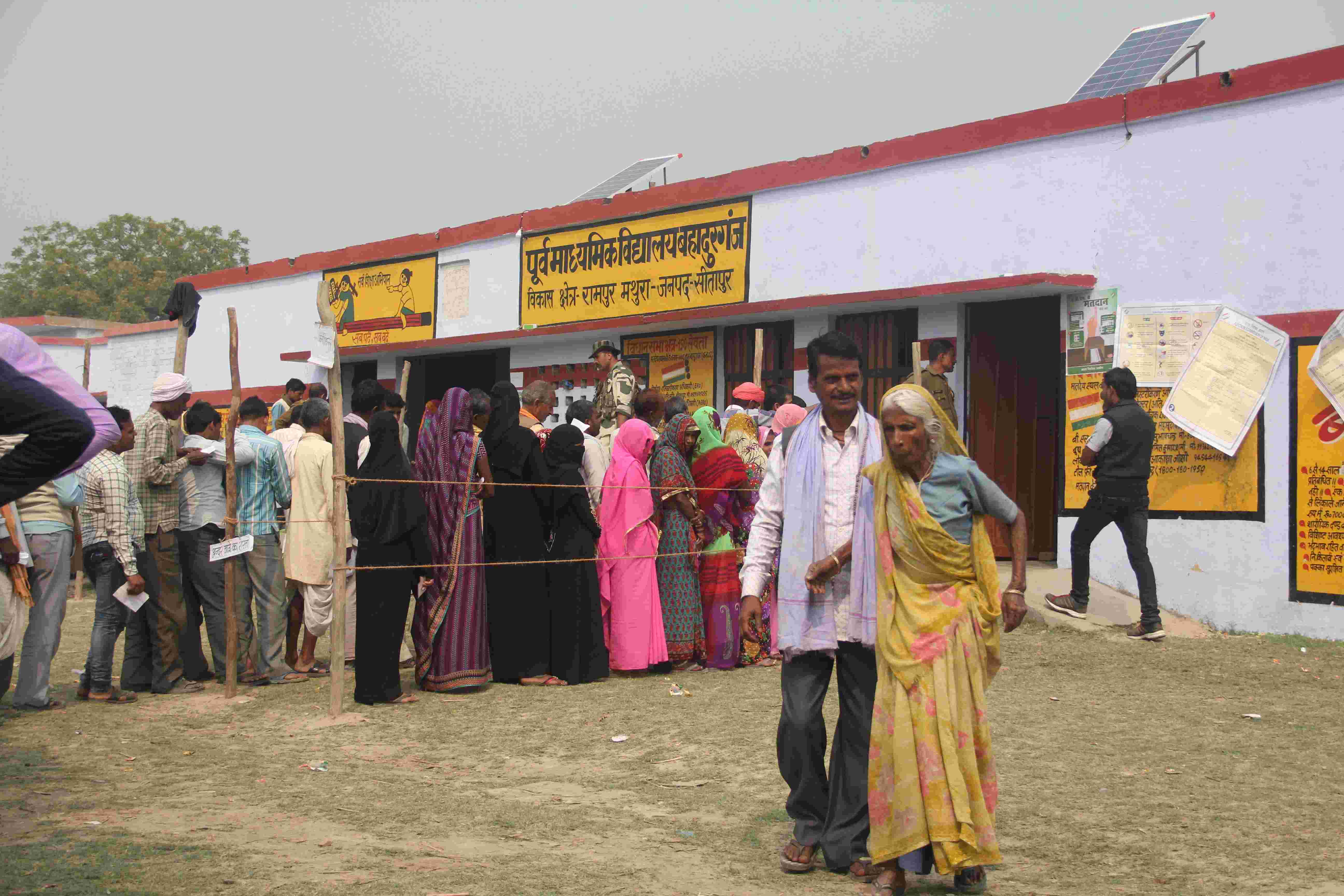 सीतापुर के बहादुरगंज के सैकड़ों लोग नहीं डाल पाए वोट
