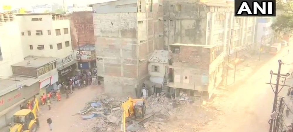 मध्य प्रदेश: होटल की इमारत गिरने से दस लोगों की मौत, कई घायल