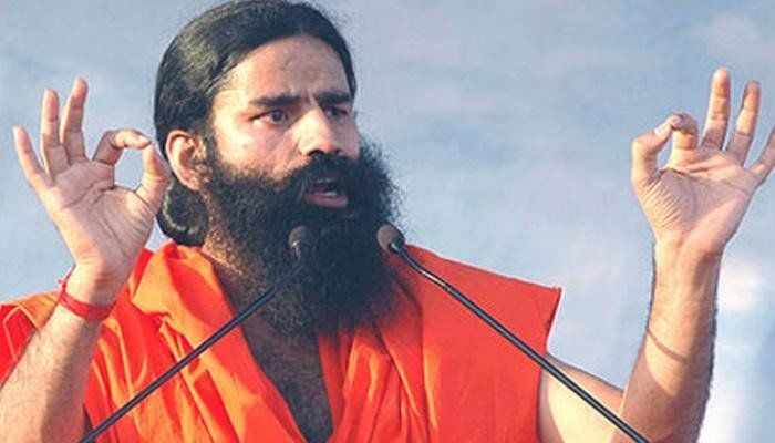 योग गुरु स्वामी रामदेव के खिलाफ अदालत ने जारी किया गैरजमानती वॉरंट