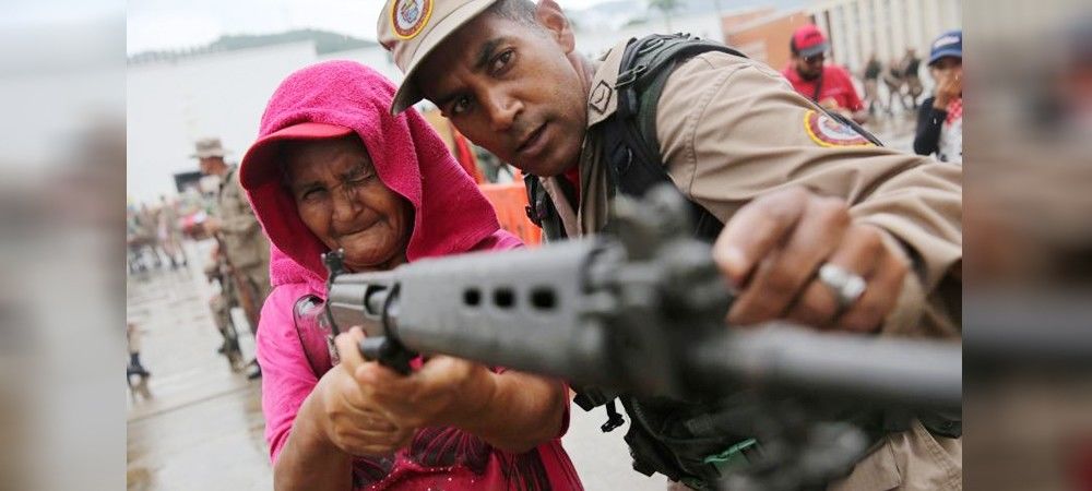 ट्रंप की धमकी के बाद नागरिकों को बंदूक चलाना सीखा रहा है वेनेजुएला