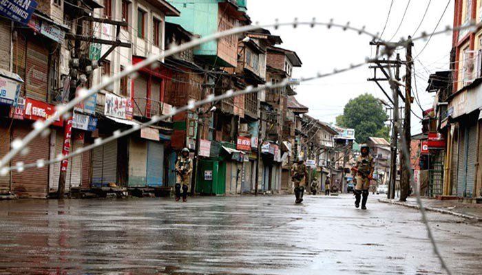 जम्मू कश्मीर के श्रीनगर के कुछ हिस्सों में कर्फ्यू