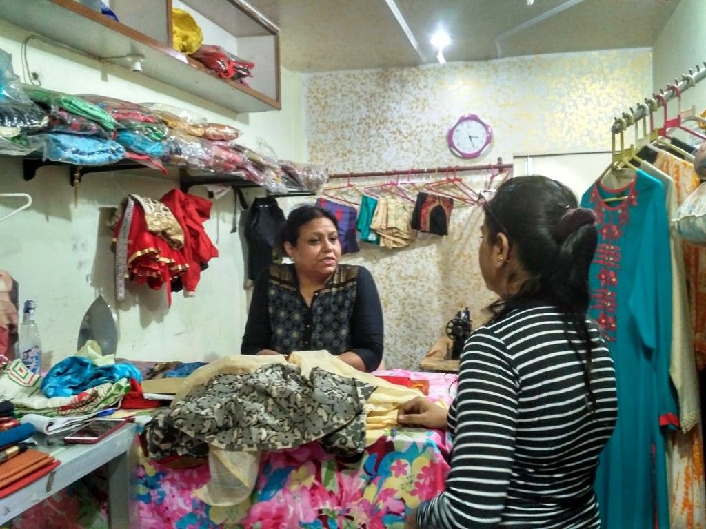 लखनऊ में  दुकानदार और ग्राहकों ने जीएसटी लागू होने पर जाहिर की खुशी 