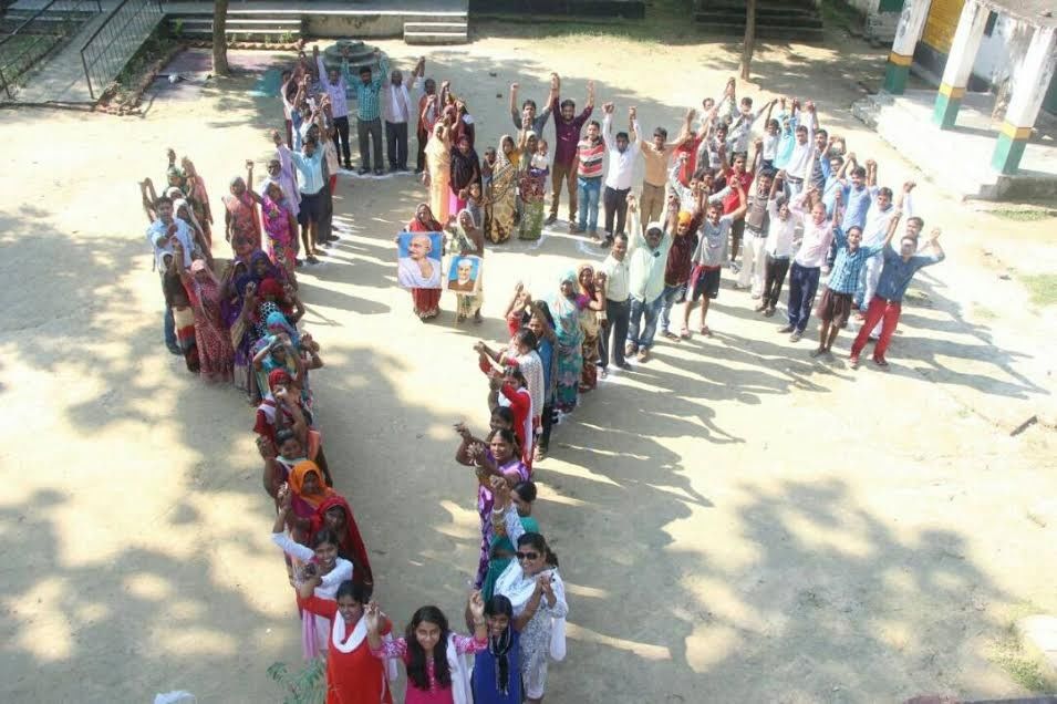 मानव श्रृंखला बनाकर महिलाओं ने प्रधानमंत्री से की  ग्रामीण दिवस मनाने की मांग