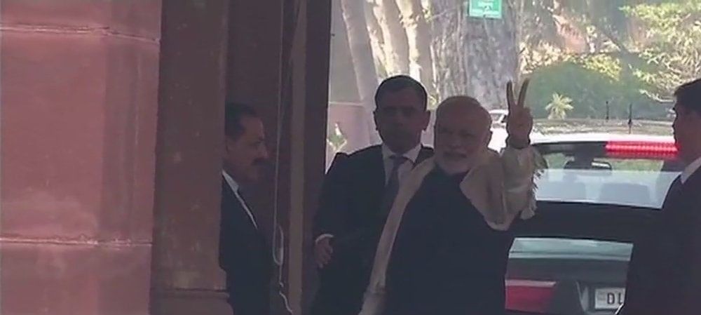 पीएम नरेंद्र मोदी विक्ट्री साइन दिखाते हुए संसद भवन पहुंचे