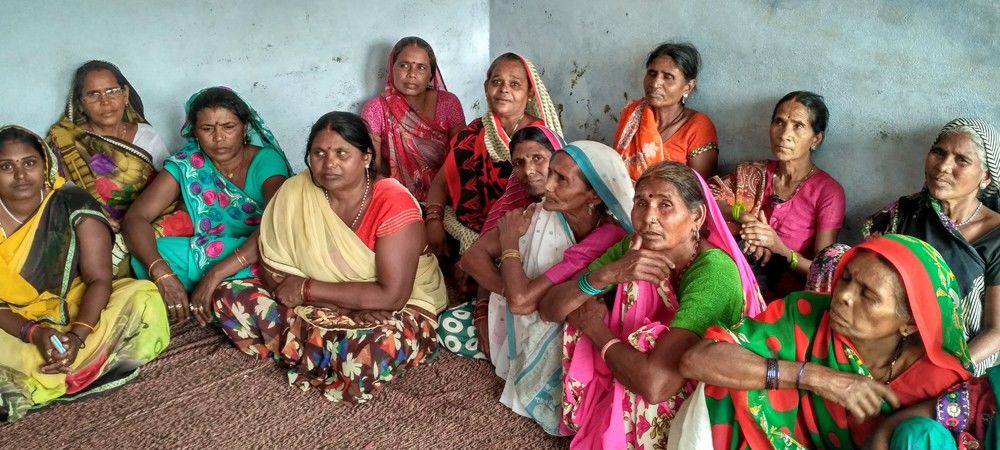 इलाहाबाद में महिला समूह ने बचत कर बनाया खुद का बैंक, कर्ज लेने के लिए नहीं लगातीं साहूकारों के चक्कर
