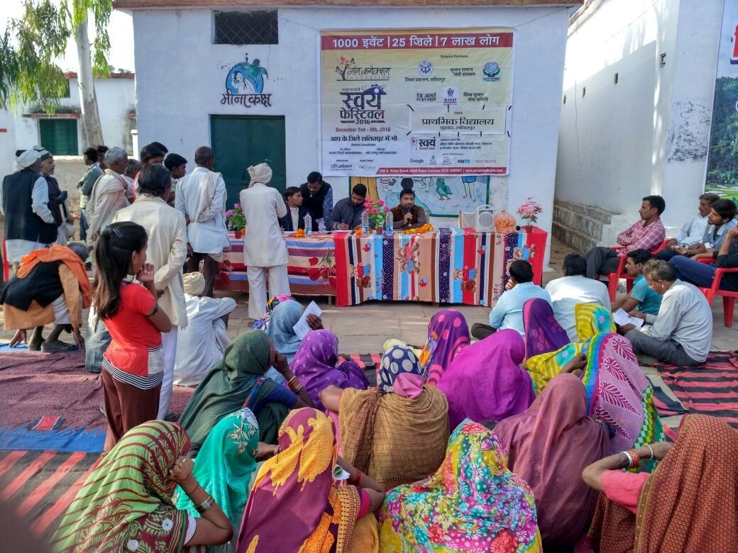 #स्वयंफेस्टिवल : ललितपुर में लगा हेल्थ कैंप, ग्रामीणों की सेहत की हुई जांच