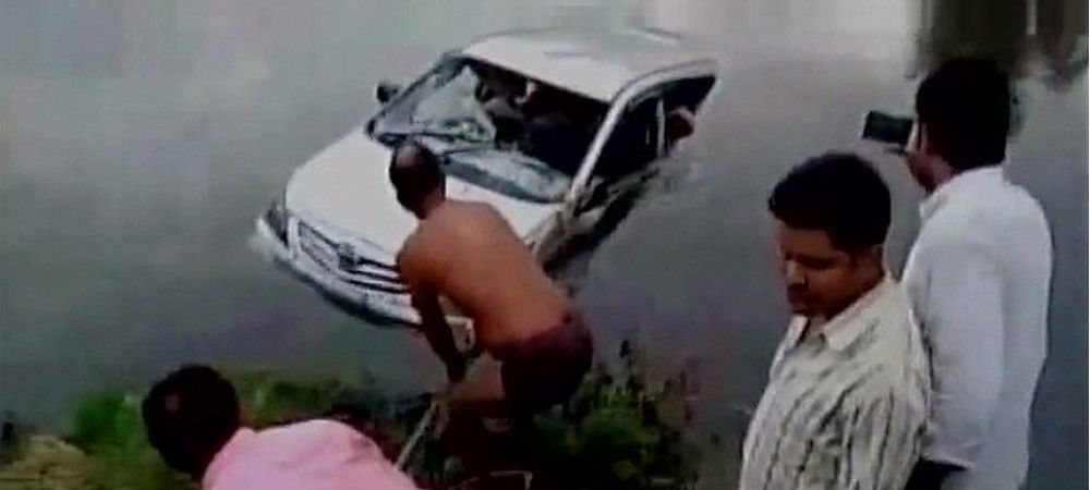 मथुरा: नहर में गिरी श्रद्धालुओं से भरी कार, 9 की मौत 