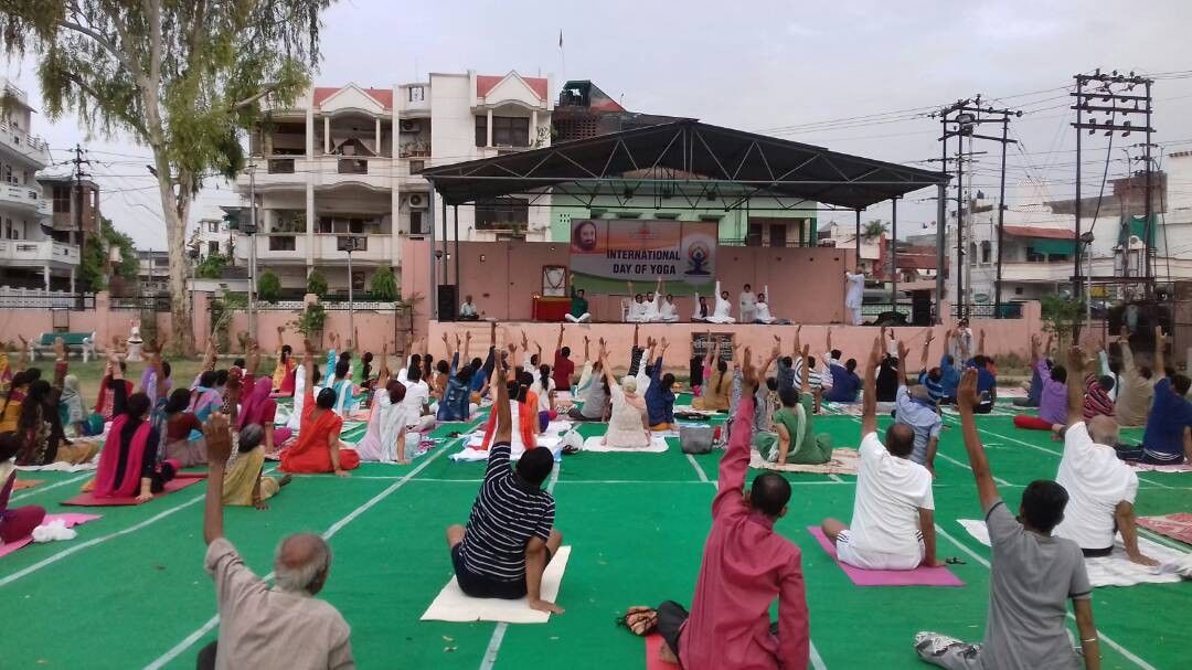 कानपुर में रिमझिम फुहारों के बीच उत्साह के साथ मनाया गया अंतरराष्ट्रीय योग दिवस