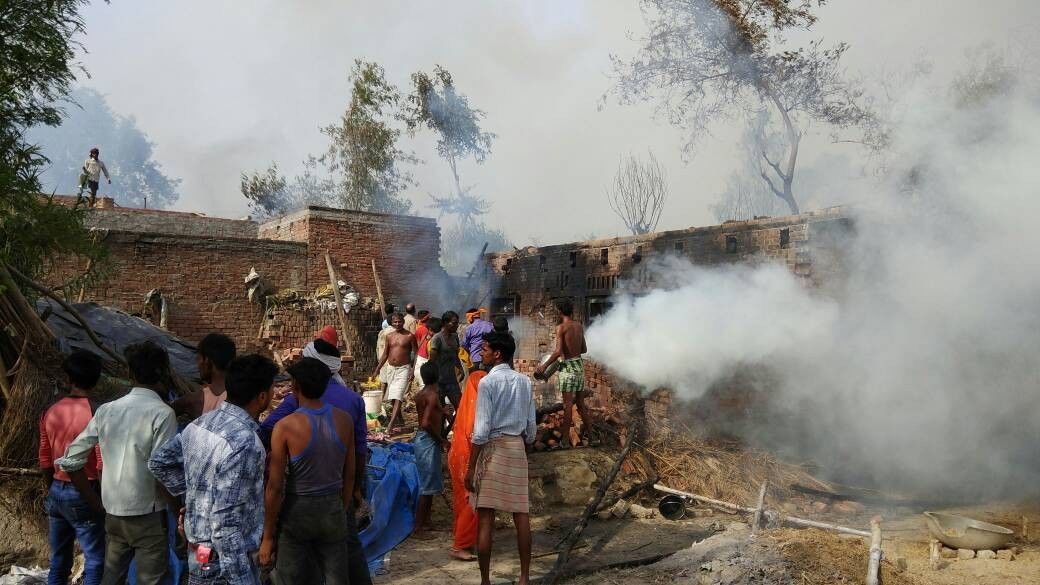 बाराबंकी के  गाँव में लगी भीषण आग, ग्रामीणों ने खुद जान जोखिम में डालकर लोगों और बच्चों को बचाया