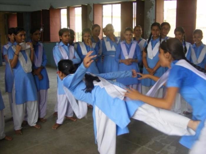आवासीय स्कूल में प्रधानाचार्या ने छात्राओं से जबरन उतरवाए कपड़े