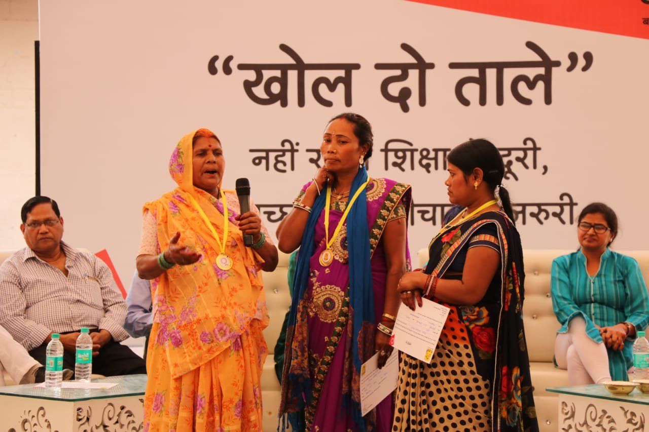 साफ व स्वच्छ शौचालय के लिए जागरूक करने वाली ग्रामीण महिलाओं को मिला सम्मान 
