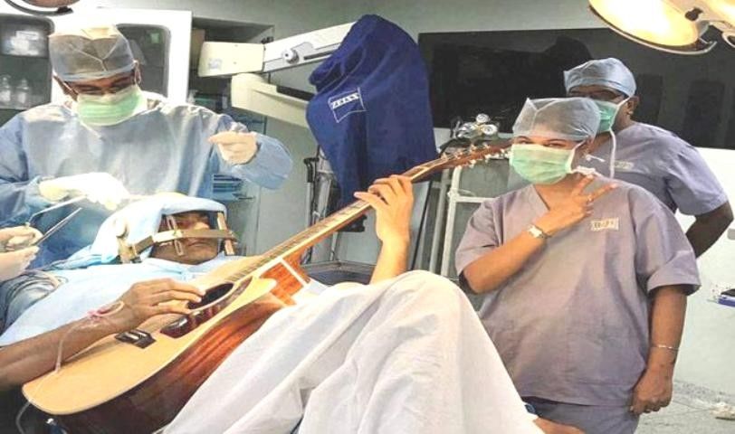 वीडियो : ब्रेन सर्जरी के वक्त मरीज़ गिटार बजाए, तो कैसा रहेगा...?