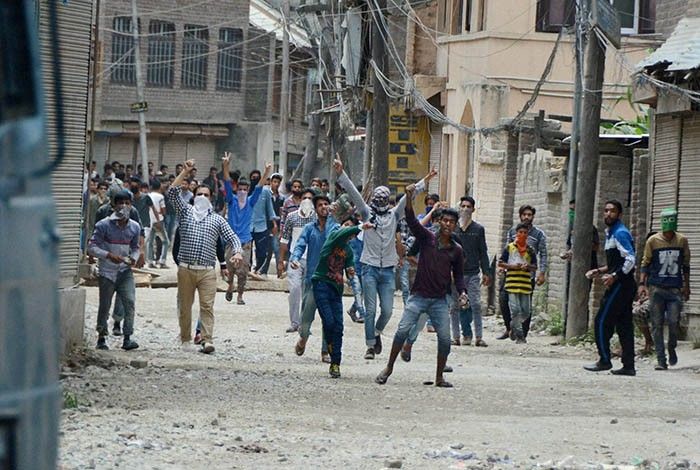 कश्मीर हिंसा में 16 मौत 200 से ज़्यादा लोग घायल