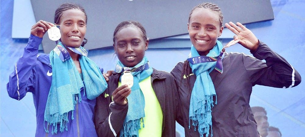 मुंबई मैराथन 2017 में पुरुष वर्ग में तंजानिया के एलफोंसे सिम्बु व महिला वर्ग में कीनिया की बोर्नेस कितुर ने खिताब जीता