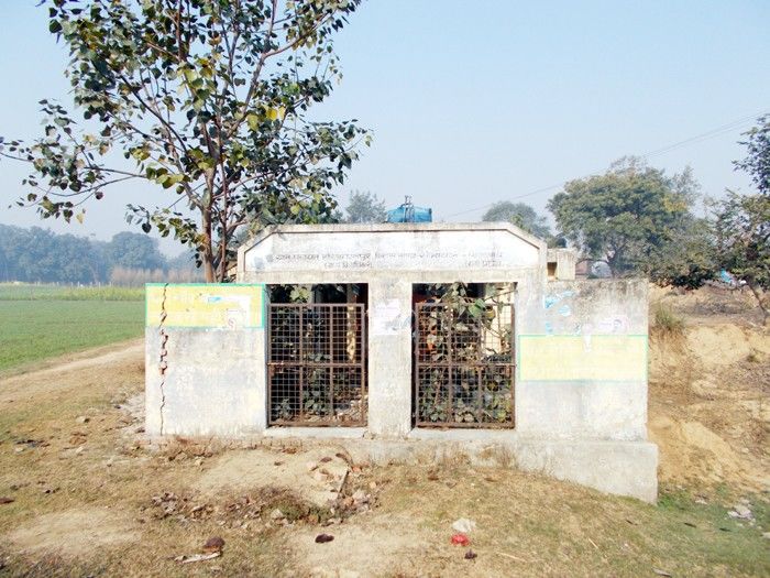 अम्बेडकर समग्र गाँवों के सामुदायिक शौचालय बने खंडहर