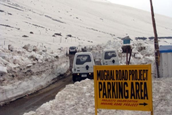 जम्मू कश्मीर में भारी बर्फबारी के कारण चार दिन के बाद बहाल हुआ मुगल रोड पर यातायात 