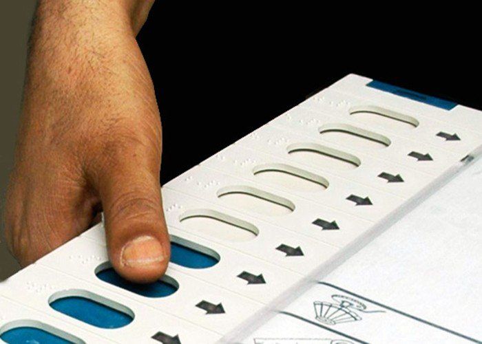 ईवीएम छेड़छाड़ पर चुनाव आयोग ने दी खुली चुनौती, कहा- हैक करके दिखाएं
