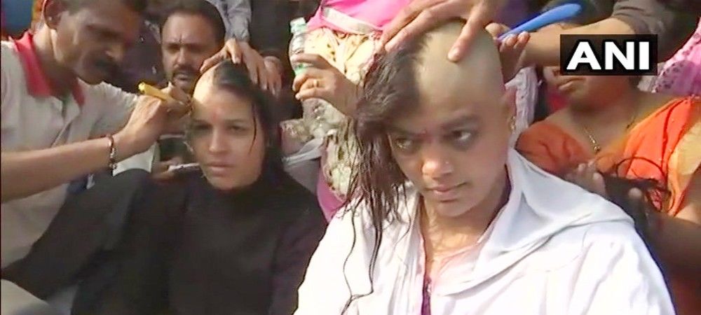 शिवराज सरकार के खिलाफ विरोध प्रदर्शन कर रही महिला शिक्षकों ने मुंडवाए सिर