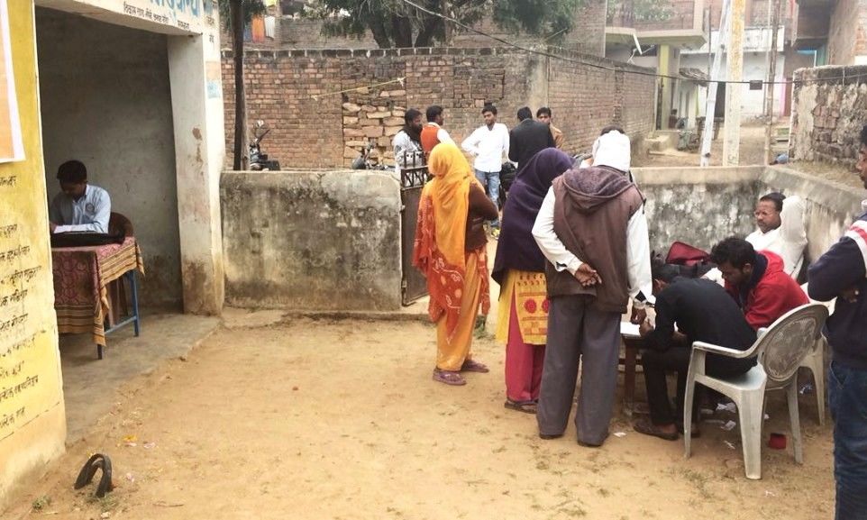 #स्वयंफेस्टिवल: बांदा में नि:शुल्क नेत्र जांच शिविर का लाभ उठा रहे ग्रामीण