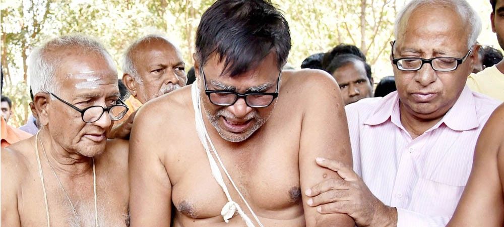 हैदराबाद में गमगीन माहौल में पिता ने रोते रोते बेटे श्रीनिवास कुंचूभोटला को दी मुखाग्नि