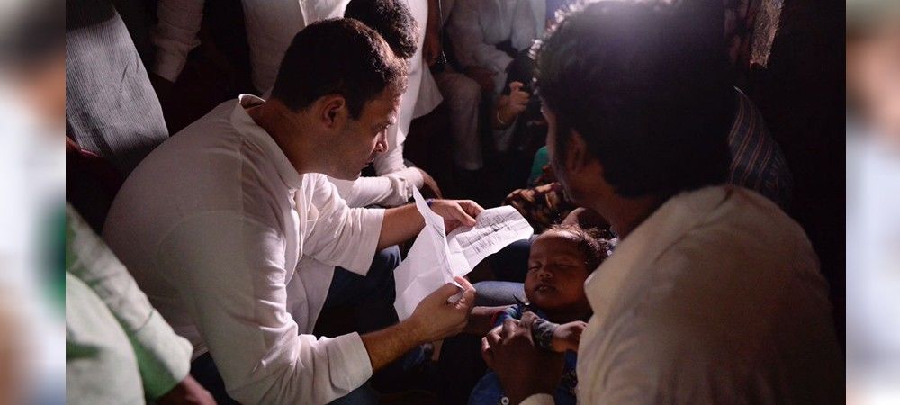 गोरखपुर में पीड़ित परिवारों से मिले राहुल गांधी, दिया हरसंभव मदद का भरोसा 