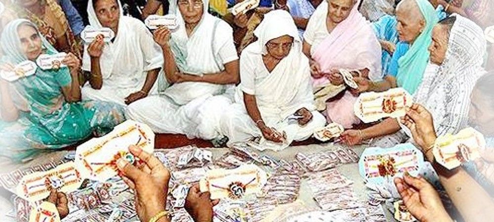 वृन्दावन की विधवाओं ने रक्षाबंधन पर प्रधानमंत्री मोदी को हाथ से बनाकर 1500 राखियां भेजीं  