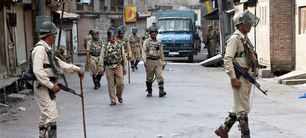 कश्मीर हिंसाः पैलेट फायरिंग में एक लड़के की मौत के बाद श्रीनगर में कर्फ्यू जारी