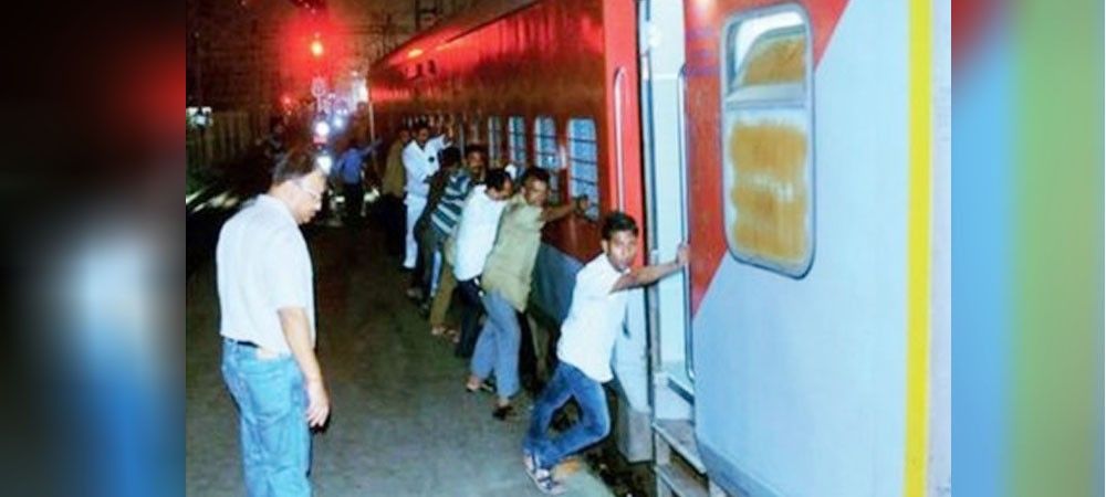 मुंबई सेंट्रल पर रेलवे स्टाफ ने धक्का लगाकर डेड-एंड से हटाई ट्रेन, रेलवे ने की इनाम की घोषणा 