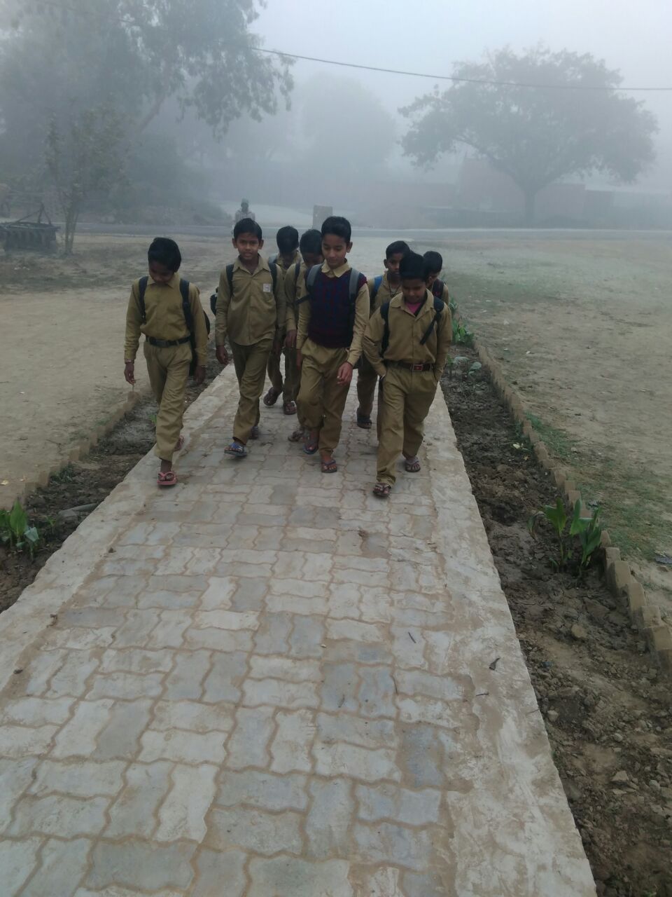 लखनऊ के सरकारी स्कूलों के बच्चे टाट-पट्टी पर ठिठुरते हुए पढ़ाई को मजबूर