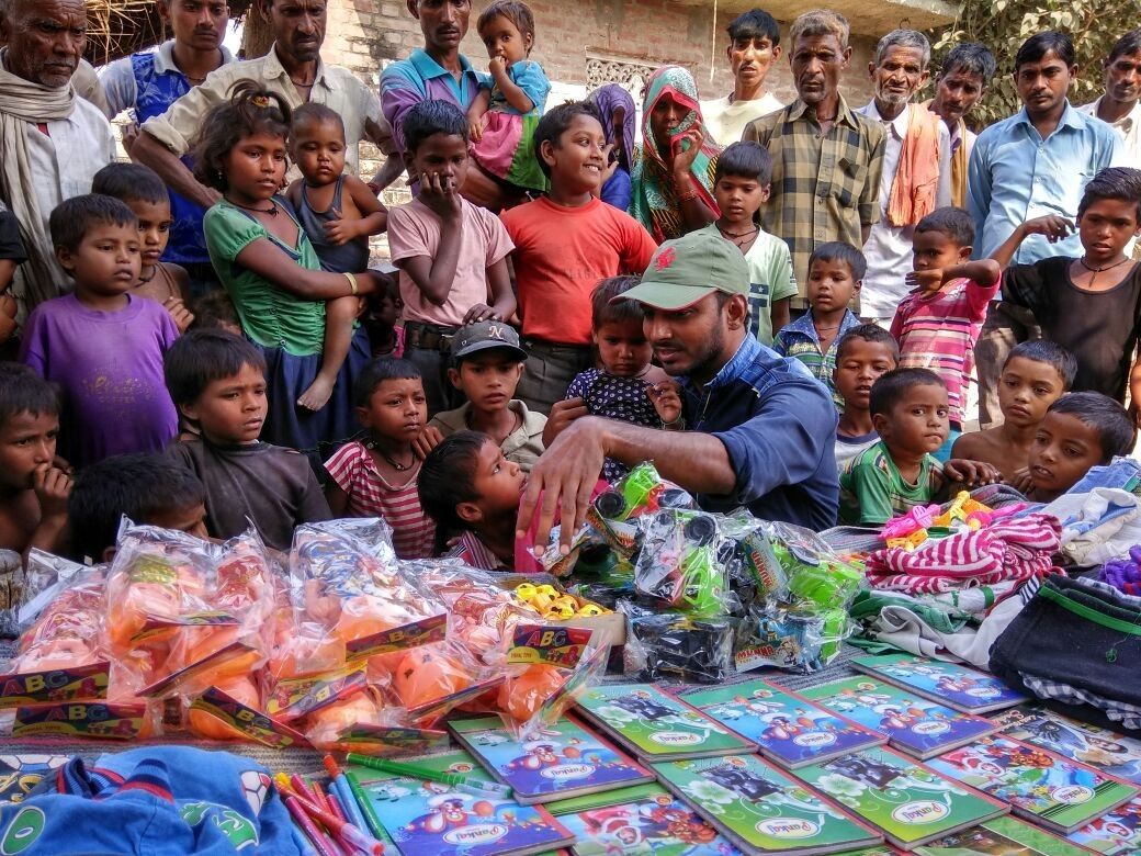 कासगंज : तीर्थ नगरी सोरों के गाँव में बच्चों के साथ ‘हैप्पी दीपावली’ 