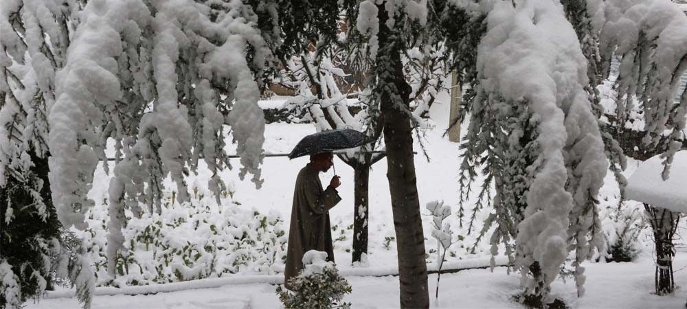 कश्मीर में ताजा बर्फबारी, न्यूनतम तापमान में सुधार