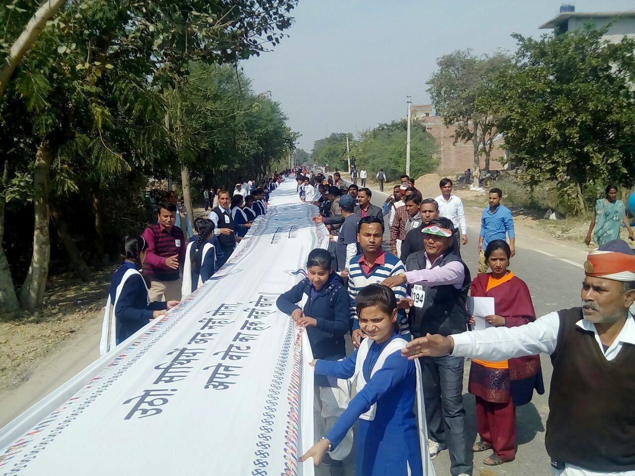 कानपुर देहात में मतदाताओं को जागरुक करने के लिए बनाया गया तीन किलोमीटर लंबा बैनर, गिनीज बुक ऑफ रिकार्ड में दर्ज़
