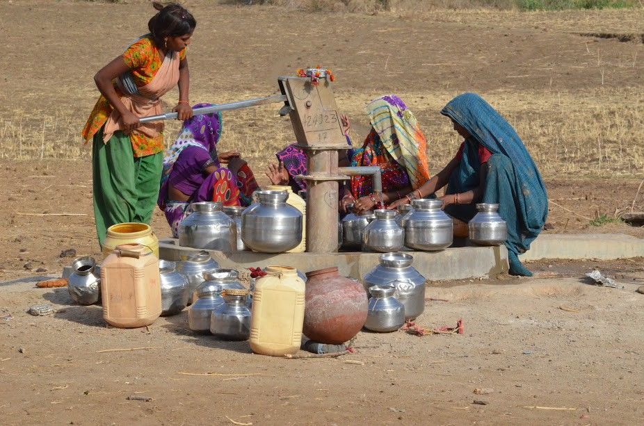 महिलाएं मजदूरी, किशोरियां पढ़ाई छोड़ भर रहीं पानी