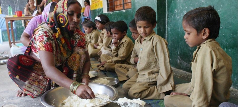 मिड डे मील की जमीनी हकीकत: एक-एक रसोइया बनाता है 100-100 बच्चों का खाना