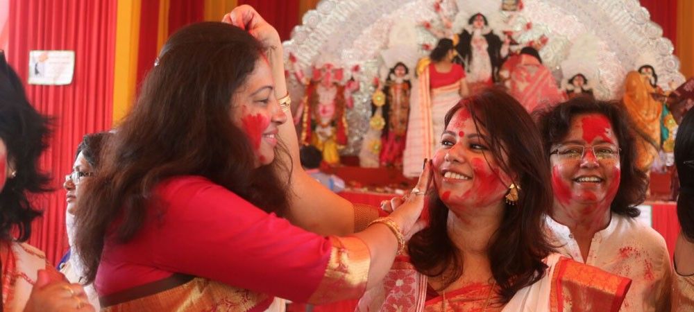 तस्वीरें : देवी विसर्जन पर महिलाओं का सिंदूर खेला